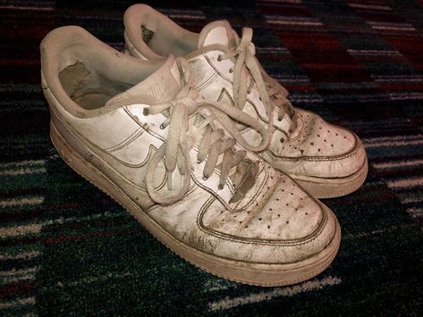 Dirty Air Forces, Dirty White Shoes, Old Nike Shoes, Cove Holden, Ray Core, Old Sneakers, Old Nikes, 80s Shoes, Socks Aesthetic