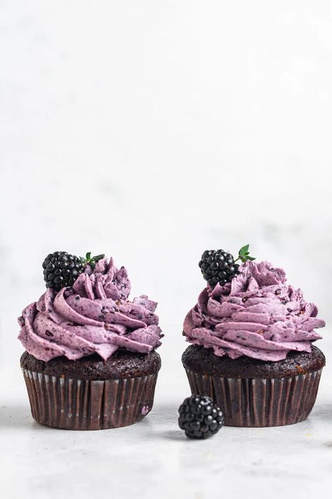 Blackberry Dessert Recipes, Blackberry Buttercream, Blackberry Cupcakes, Blackberry Dessert, 4 Cupcakes, Picadillo Recipe, Berry Cupcakes, Fruit Cupcakes, Strawberry Cream Cheese Frosting