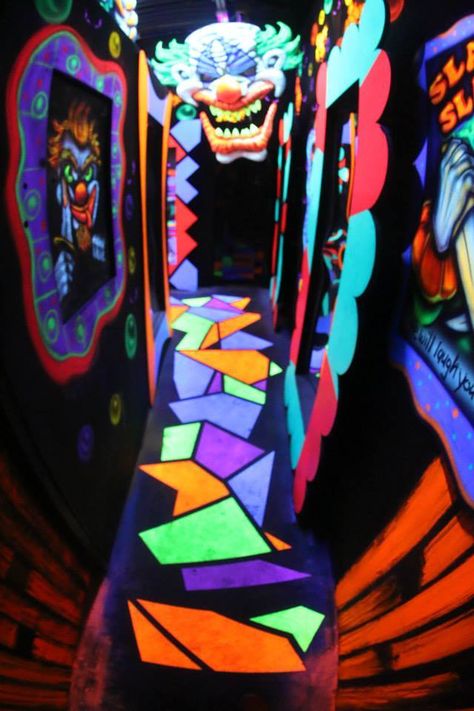 .Scary but pretty cool house decor for halloween. Haunted Circus, Haunted Carnival, Haunted Maze, Halloween Maze, Halloween Haunted House Decorations, Scary Halloween Decorations Diy, Halloween Party Decor Diy, Creepy Carnival, Halloween Circus