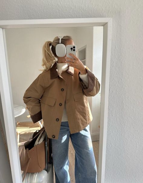 Rainydays Aesthetic Outfit, Beige Utility Jacket Outfit, Carpenter Jacket Outfit, Grand Millennial Style Outfits, Worker Jacket Outfit Women, Worker Jacket Outfit, Barn Jacket Outfits, Jacket Outfit Women, Barn Jacket