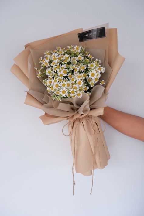 Flowers 🌺 on Twitter: "… " Diy Daisy Bouquet, Aster Flower Bouquet, Aster Bouquet, Chamomile Bouquet, Matricaria Flower, Fleurs Diy, Flower Bouquet Diy, Flower Box Gift, Daisy Bouquet