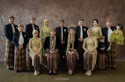 Nikahan Adat Jawa, Wedding Adat Jawa, Pose Foto Pernikahan, Wedding Jawa, Javanese Wedding, Wedding Platform, Moodboard Wedding, Pre Wedding Photoshoot Props, Kebaya Wedding