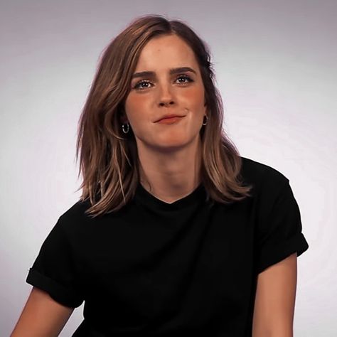 Emma Watson Shoulder Length Hair, Emma Watson Hair Short, Emma Watson Bob, Emma Watson Short Hair, Emma Watson Hair, Mirror Mirror, Shoulder Length Hair, Emma Watson, Medium Hair