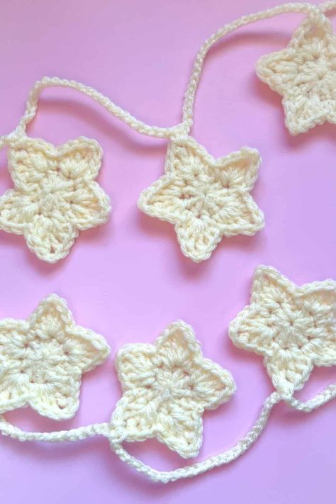 Crochet Star Garland Pattern - thecaffeinatedsnail.com Crochet Circle Garland, Crochet Chain Decoration, Free Garland Crochet Patterns, Crochet Pattern Curtain, Cat Garland Crochet, Crochet Ornament Garland, Crochet Garland Patterns Free, Stars Diy Decoration, Crochet Star Decoration