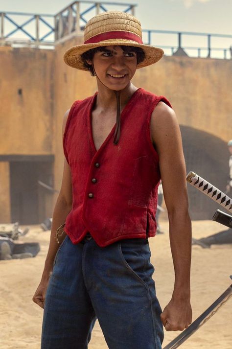 Netflix Characters Costume, Monkey D Luffy Costume, Luffy One Piece Live Action, Live Action Luffy, Monkey D Luffy Live Action, Monkey D Luffy Cosplay, Luffy Netflix Actor, Luffy Live Action, One Piece Cosplay Luffy