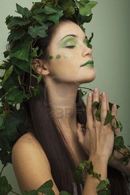 Mother Earth makeup + hair | Halloween costume ideas Nature Halloween Costume, Mother Nature Halloween, Diy Karneval, Mother Nature Costume, Ivy Costume, Nature Makeup, Halloween Fairy, Goddess Costume, Fairy Makeup