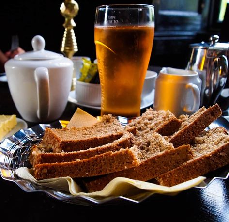 Huhot Recipe, Irish Brown Bread Recipe, Brown Bread Recipe, Irish Brown Bread, Scones Easy, Brown Bread, Loaf Recipes, Soda Bread, Quick Oats