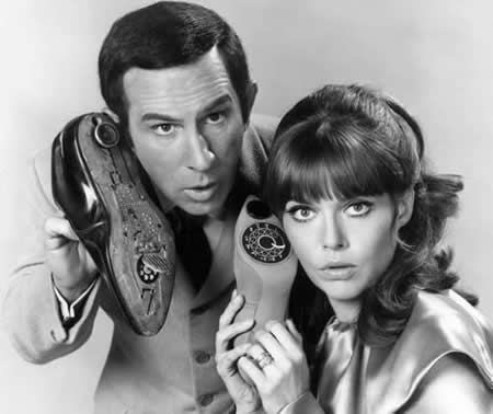 Get Smart ~ Don Adams & Barbara Feldon with their "shoe phones" Don Adams, Couples Vintage, Fashion Documentaries, Get Smart, Fritz Lang, Tv Tropes, Steve Carell, Old Shows, Easy Listening