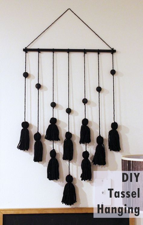 Tassel Hanging DIY Project - Home Decorating Trends - Homedit Beaded Wall Hanging Diy, Homemade Wall Hanging, Diy Wall Hanging Yarn, Dark Deco, Wool Crafts Diy, Tassel Wall Hang, Tassel Wall, Diy Beaded Rings, Hanging Diy