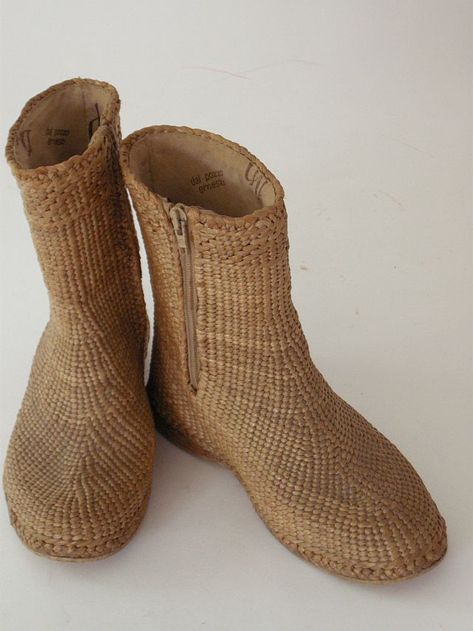 Willow Sticks, Modern Farmer, Make Shoes, Diy Slippers, Flax Fiber, Willow Wood, Crochet Sandals, Wood Shoes, How To Make Shoes