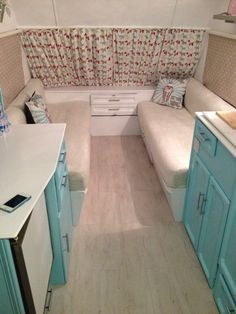 Caravan makeover white & bright blue Pretty Blinds, Caravan Restoration, Caravan Interiors, Vintage Camper Interior, Small Camper, Caravan Decor, Caravan Ideas, Camping Vintage, Caravan Makeover