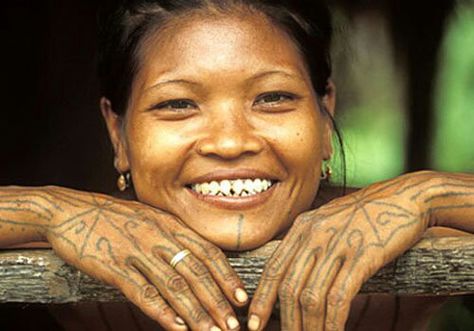 In the Indonesian tribes chiseled, pointy sharp teeth are considered beautiful. The women go through this painful process for social acceptance, beauty, and they believe that it maintains balance in the body and soul. No anesthetics are used to easy the pain, expect for a green banana to bite on. Only mad made tools are used for this procedure. Borneo Tattoos, Tattoos Woman, Borneo Tattoo, Hunter Gatherer, Gifts For Photographers, We Are The World, Body Modifications, People Of The World, Body Mods