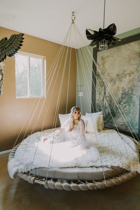 Boho Glam Wedding, Hiasan Bilik Tidur, Hanging Beds, Hanging Bed, Dekorasi Kamar Tidur, Paint Diy, Bed Swing, Table Diy, Cute Bedroom Decor