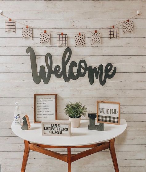 Teacher Area Decor, Bohemian Classroom, Wildflower Classroom, Middle School Classroom Decorating Ideas, Homey Classroom, School Office Decor, Middle School Classroom Decor, Classroom Interior, Teachers Room