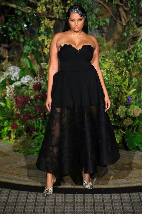 Plus Size Haute Couture, Modern Cinderella, Chic Dress Classy, 2025 Fashion, Show Collection, Dress Classy, White Swan, Christian Siriano, Black Swan