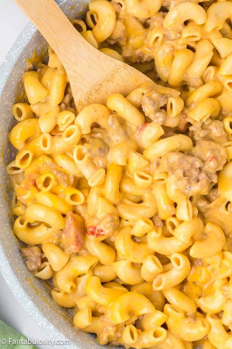 This easy homemade hamburger mac and cheese recipe is delicious and uses simple ingredients! Mac And Cheese With Hamburger, Hamburger Mac, Hamburger Mac And Cheese, Homemade Hamburger, Dish Warmer, Skillet Dinners, Homemade Hamburgers, Mac And Cheese Recipe, Mac N Cheese Recipe