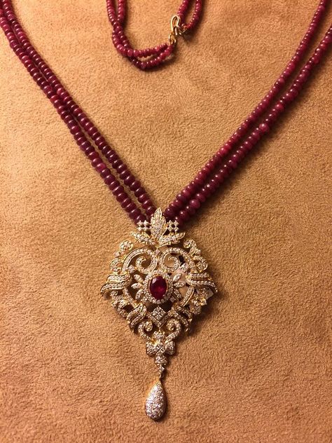 Ruby strands with diamond pendant Andhra Wedding, Vanki Ring, Ruby Jewelry Necklaces, Haram Designs, Gold Haram, Ikkat Dresses, Pearl Necklace Designs, Beaded Necklace Designs, Necklace Indian