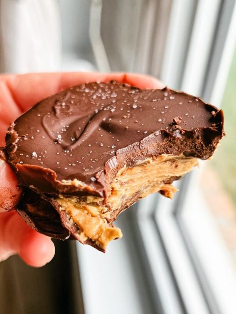 low carb keto chocolate peanut butter cups Peanut Butter Cups Healthy, Keto Peanut Butter Cups, Peanut Butter Cups Recipe, Reeses Cups, Drink Inspiration, Low Carb Low Sugar, Chocolate Peanut Butter Cups, Carb Snacks, La Food