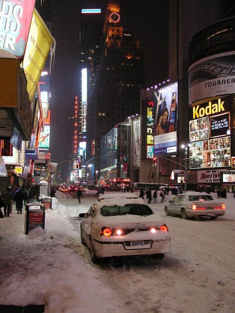 Snow New York City, Evening New York, New York Neige, Snowing New York, New York Snow Aesthetic, Time Square Christmas, Times Square Christmas, Snow In New York City, New York In February