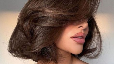 Achieving the "old money" aesthetic is all about precision and control, but it doesn’t have to be high maintenance. 90s Old Money Bob Haircut, Old Money Bob Hair, Restore Hair Health, Ouai Hair Oil, Ouai Hair, Detox Shampoo, French Bob, Frizz Free, Smooth Hair