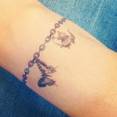 Tattoo add on possibilities Charm Tattoo Ideas, Tattoo Armband, Charm Bracelet Tattoo, Bracelet Tattoo For Man, Wrist Bracelet Tattoo, Tattoo Jewelry, Charm Tattoo, Bracelet Tattoo, Armband Tattoos