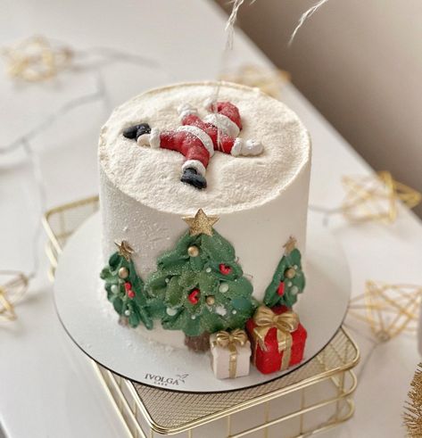 Korean Pastry, Gold Cakes, New Cake Design, Sustainable Christmas, Happy New Year 2024, New Cake, Gold Cake, January 3, Christmas Cupcakes