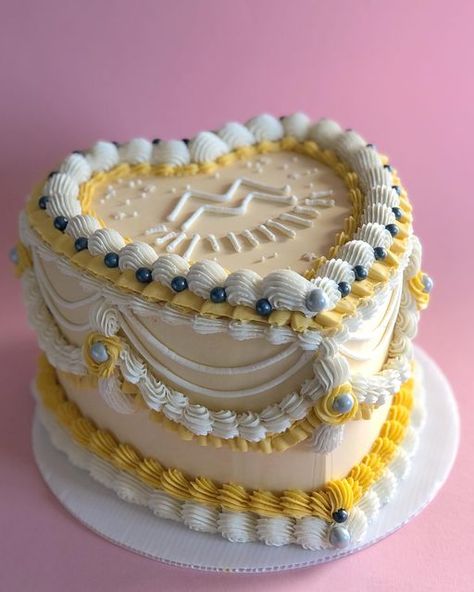 Aquarius Baby Cake, Horoscope Cake, Aquarius Cake, Aquarius Things, Aquarius Season, Bday Cake, Yellow Cake, Rococo Style, Vintage Cake