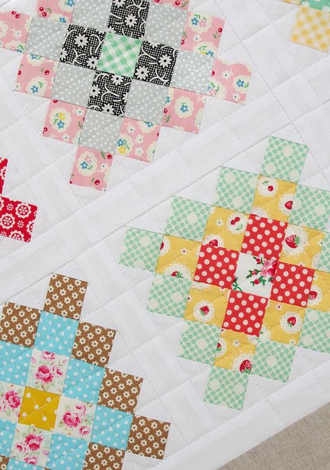 Granny Square Quilt Pattern, Granny Quilt, Garden Quilts, Square Patchwork, Granny Square Quilt, Red Pepper Quilts, Sunburst Granny Square, Lolita Outfit, Bed Quilts