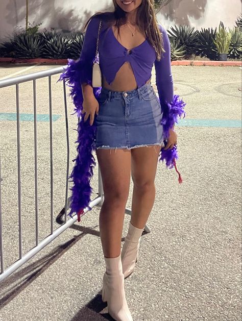 Harry Styles Skirt Outfit, Purple Tour Outfits, Hslot Purple Outfit, Harry Styles Simple Outfit, Feather Boa Harry Styles, Harry Styles Outfits Inspiration Summer, Harry Styles Concert Outfit Skirt, Harry Styles Concert Outfit Purple, Purple Outfits Concert