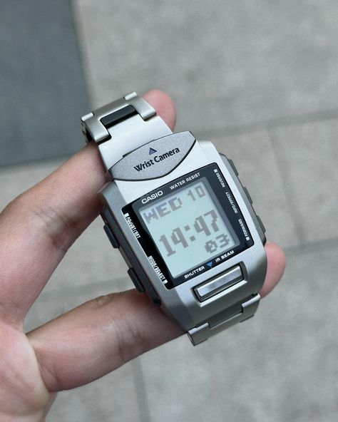 Casio Wrist Camera - Vintage 00s Back to the future 🔥 Condition: 9.9/10 Shipping worldwide available ♻️ Casio Camera, Vintage Casio Watch, Casio Vintage Watch, Watch Digital, Camera Watch, Camera Vintage, Retro Watches, Jewelry Accessories Ideas, Accessories Ideas