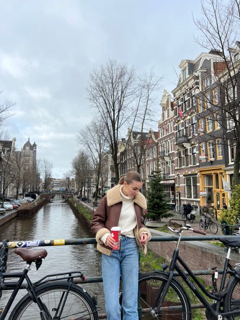 Poses In Amsterdam, Amsterdam January Outfit, Photos In Amsterdam, Amsterdam Outfit March, Amsterdam Pictures Ideas, Amsterdam Outfit Spring, Amsterdam Aesthetic Outfit, Netherlands Outfits, Amsterdam Photo Ideas