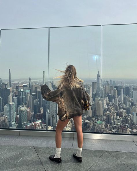 @veronicaferraro on instagram City Girl Life, New York Spring Outfits, Nyc Picture Ideas, Top Of The Rock Nyc, City Life Aesthetic, Nyc Pics, New York City Pictures, Ny Outfits, Nyc Baby