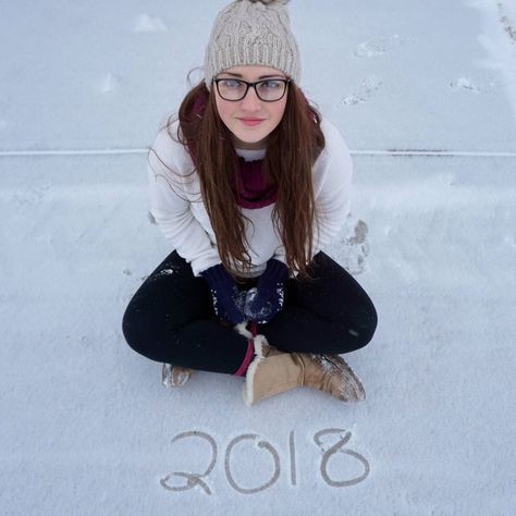 Winter Senior pictures Winter Senior Photoshoot, Senior Snow Picture Ideas, Senior Picture Ideas Snow, Senior Winter Pictures Ideas, Photoshoot Winter Ideas, Winter Senior Picture Ideas, Snowy Senior Pictures, Winter Graduation Pictures, Senior Picture Ideas Winter