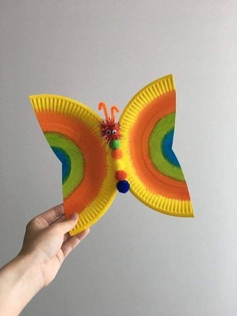 Insects Crafts Preschool, Spring Hanging Decorations, Bear Paper Plate Craft, Babysitting Crafts, Paper Plate Craft, April Crafts, Paper Plate Crafts For Kids, Insect Crafts, Preschool Arts And Crafts