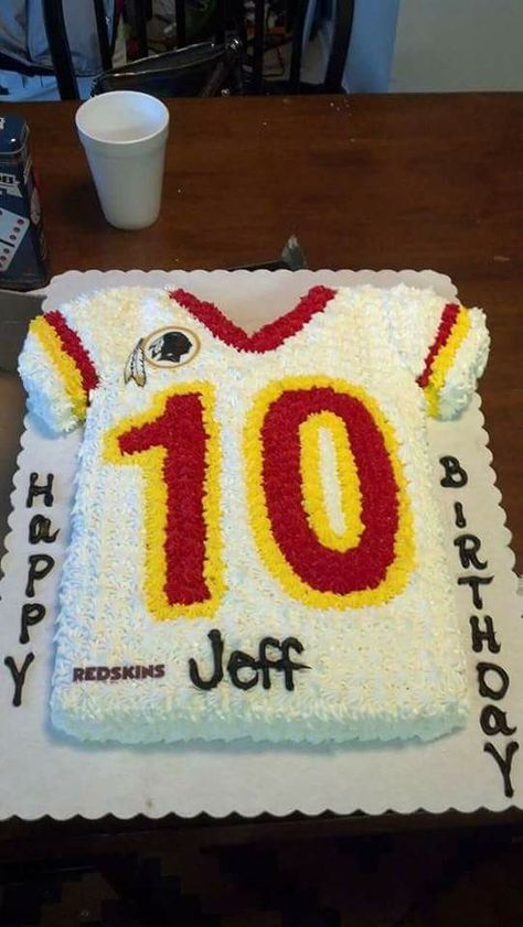 Jersey Cake Football, Football Jersey Cake Ideas, Jersey Cake Basketball, Football Jersey Cake, 3d Football Cake, Football Shirt Cake, Soccer Party Decorations, Cake Pic, Jersey Cake