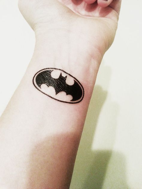 Batman Finger Tattoo, Simple Batman Tattoo, Kids Tatoos Ideas, Batman Tattoo Ideas, Batman Logo Tattoo, Batman Tattoos, Chris Tattoo, Fandom Tattoos, Kids Henna