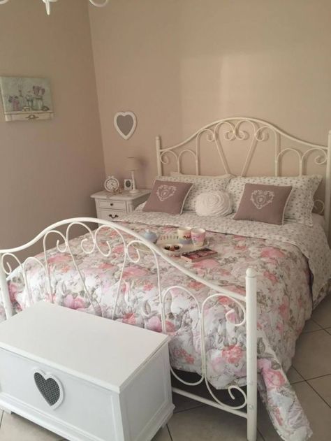 Bedroom Coqquete, Coquette Small Room, Coquette Room Idea, Small Coquette Room, Coquette Bed, Full Size Metal Bed Frame, Vintage Headboard, Coquette Room, Cute Diy Room Decor