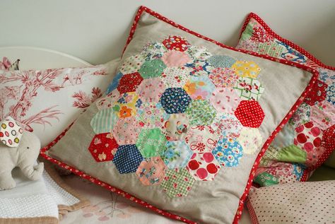 How To Sew English Paper Pieced Hexagons | WeAllSew Hexagon Pillow, Colchas Quilting, Hexagon Patchwork, Hexie Quilt, English Paper Piecing Quilts, Patchwork Cushion, Pretty Pillow, Patchwork Pillow, Hexagon Quilt