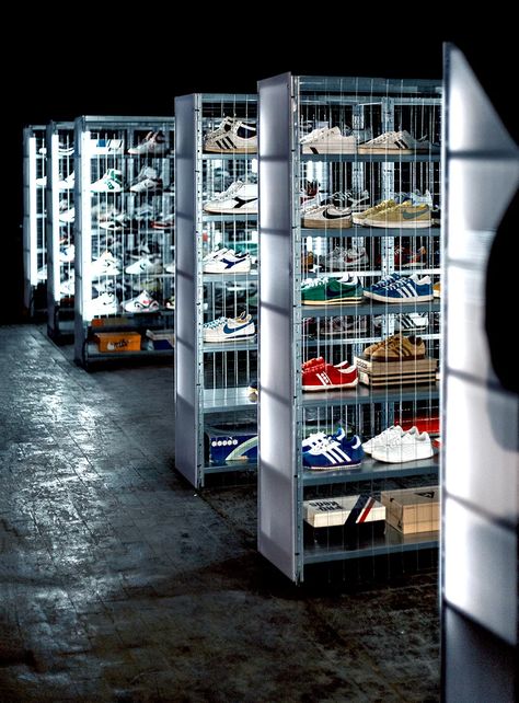 Sneakers Closet, Jeremy Fish, Sneaker Closet, Shoe Store Design, Sneaker Displays, Sneaker Storage, Retail Store Interior Design, Shoe Room, Visual Merchandising Displays