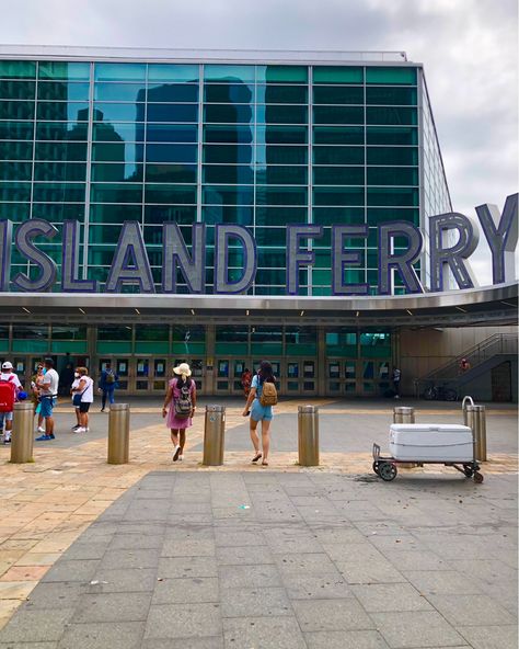 #NewYork 🇺🇸 Free Ferry to See the Statue of Liberty 👇🏻 ⛴️ The Staten Island Ferry is a public transportation service in New York that connects Manhattan with Staten Island. The ferry is a highly popular tourist attraction due to its zero cost and the impressive views it offers. 📍 Take the ferry at: 4 Whitehall St, New York, NY 10004 🎟️ This service is completely FREE and operates 24 hours a day, 7 days a week. No ticket purchase is required to travel. ⛴️ The journey lasts about 25 minute... New York Ferry, Flushing Queens, Staten Island Ferry, The Statue Of Liberty, Public Transportation, Transportation Services, Day 7, Staten Island, Public Transport