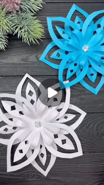 Easy Paper Snowflakes, Diy Snowflake Decorations, Snowflakes Paper, Paper Snowflakes Diy, Paper Christmas Decorations, Studio Diy, Paper Craft Tutorials, Handmade Paper Crafts, Paper Flowers Craft