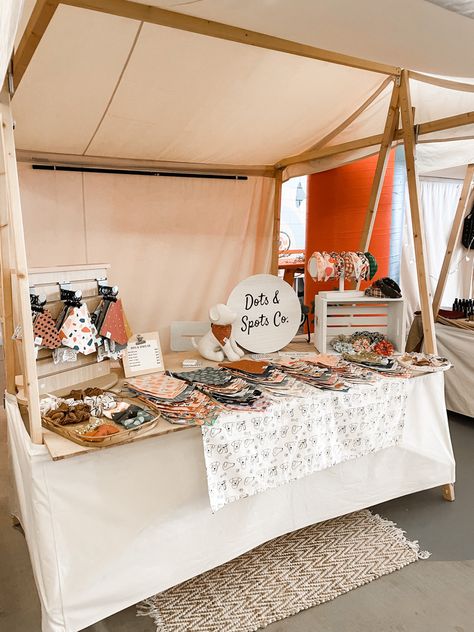 Dog Market Stall, Simple Market Stall Ideas, Flee Market Stall Ideas, Flee Market Booth Ideas, Flea Market Stall Ideas, Market Booth Setup, Flee Market Ideas, Vendor Table Display, Pet Store Display