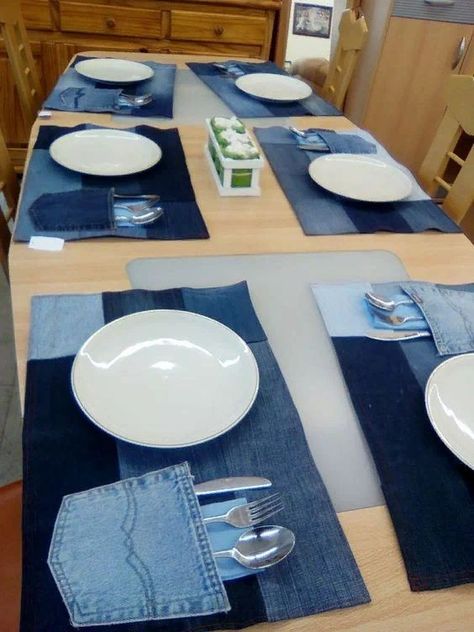 Sofa Jeans, Denim Placemats, Återvinna Jeans, Jeans Upcycle, Diy Sy, Denim Crafts Diy, Blue Jeans Crafts, Denim Projects, Denim Quilt