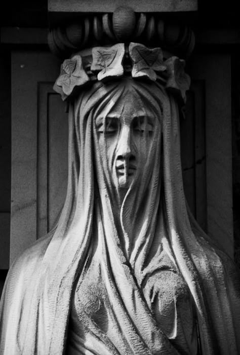 Gothic Cemetery, Cemetery Statues, Statue Tattoo, Greek Statues, Roman Sculpture, Cemetery Art, Angel Statues, Dark Art Drawings, Gothic Aesthetic