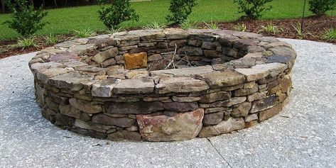 Natural Fire Pit, Cinder Block Fire Pit, Fire Pit Wall, Fire Pit Party, Outside Fire Pits, Easy Fire Pit, Small Fire Pit, Rustic Fire Pits, Fire Pit Lighting