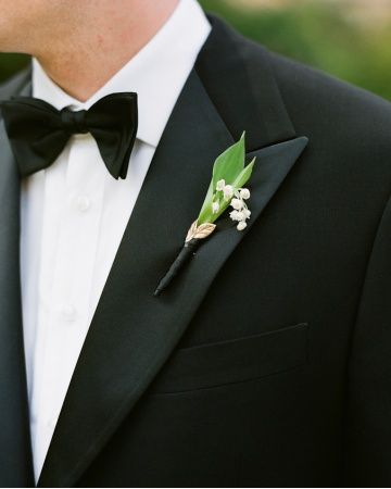 A Golden Touch. A sprig of lily of the valley and a faux gold leaf gave this groom’s lapels a special touch. Martha Stewart Weddings Flowers, Faux Gold Leaf, Poppy Pods, Groomsmen Boutonniere, Groom Looks, Romantic Beach, Groom Boutonniere, Ballroom Wedding, Boutonniere Wedding