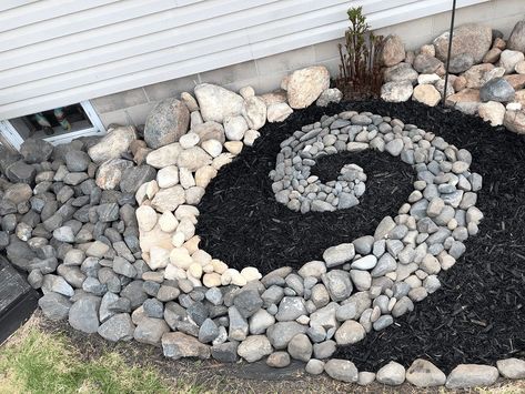 Create an easy Zen DIY spiral rock garden. It's great for small space gardens, easy to maintain, and adds curb appeal to the home. Learn how I planned the rock garden spiral, chose the contrasting colors, prepared the space, sorted the stones into different sizes, laid out a template, and placed the rocks for the final spiral Zen rock garden design. #landscape #spiral #chakras #rockgarden #gardendesign #outdoorzen Spiral Rock Garden Ideas, Slate Garden Ideas, Decorative Rock Landscaping, Large Garden Stones, Diy Rock Garden, Dry Riverbed Landscaping, Rock Flower Beds, Slate Garden, Outdoor Patio Diy