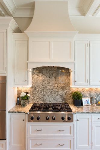 Kitchen Built-in Range Hood Design, Pictures, Remodel, Decor and Ideas - page 8 #RangeHoods Chintz Curtains, Classic Meals, Kitchen Hood Ideas, Lace Tablecloths, Kitchen Cooktop, Kitchen Vent Hood, Kitchen Built In, Oven Hood, Kitchen Vent