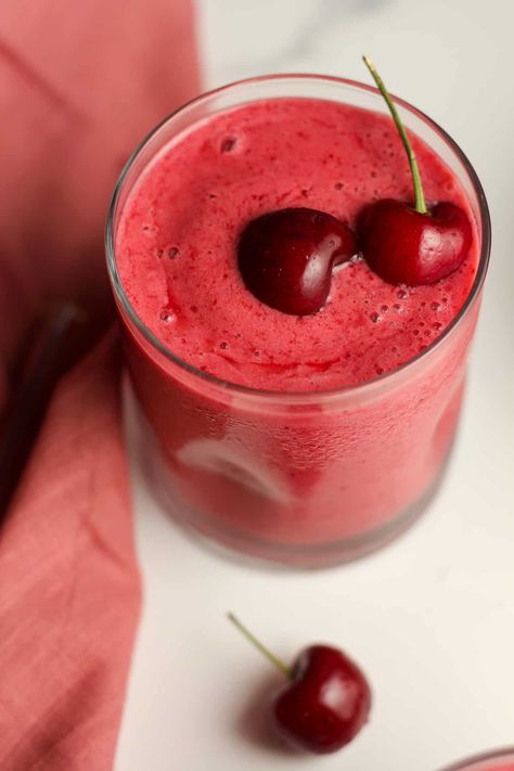 Cherry Smoothies Sour Cherry Smoothie, Tart Cherry Smoothie, Cherry Smoothie Recipes, Fruit Shake, Kale Smoothie Recipes, Cherry Drink, Red Smoothie, Nutritious Smoothie Recipes, Juice Smoothies Recipes