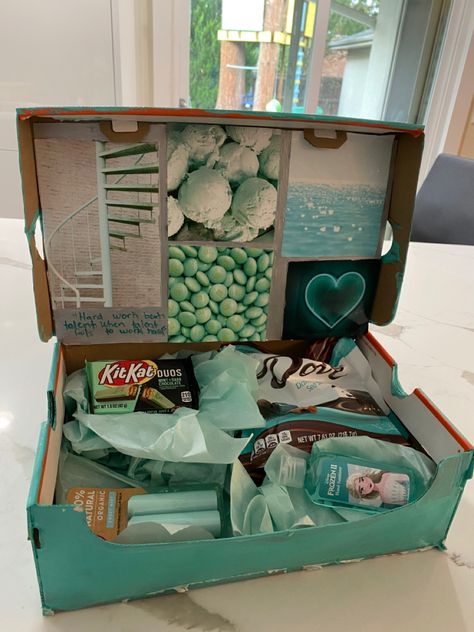 Mint Themed Gift Basket, Turquoise Gift Basket Ideas, Mint Green Gift Basket Ideas, Green Birthday Box Ideas, Green Birthday Basket, Teal Gift Basket Ideas, Green Gift Box Ideas, Blue Gift Basket Ideas, Mint Green Birthday